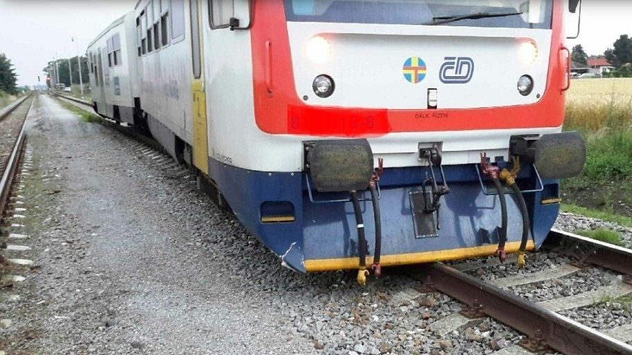 Vlak vykolejil po srážce s náklaďákem